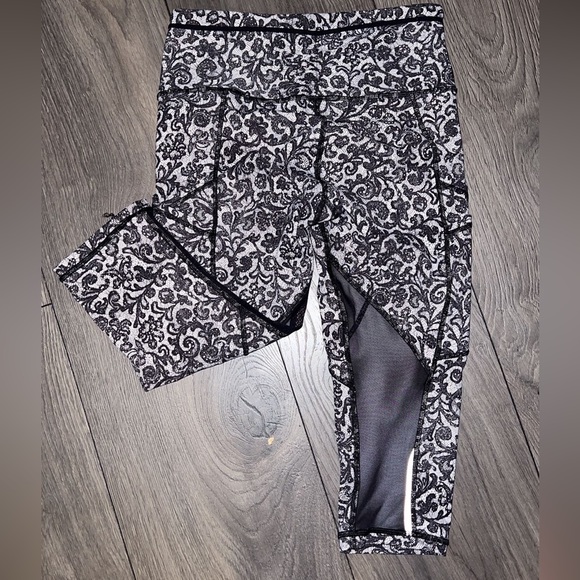 Lululemon Outrun Crop size 6
Mini Cinder Lace White Black / Black - Picture 7 of 15